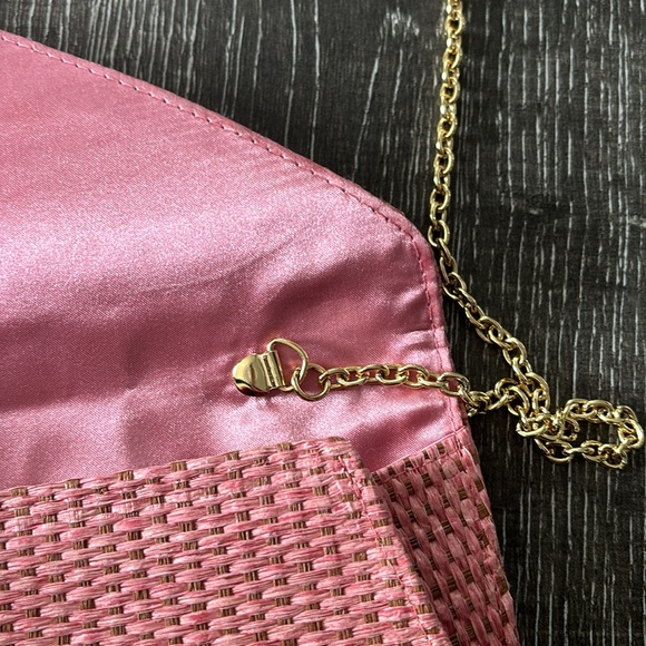 Soft pink raffia clutch - Picture 4 of 8